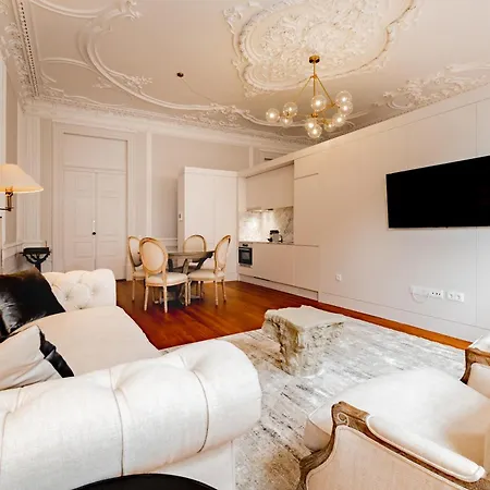 Elegant 18th Century Palace With Juliet Balcony Overlooking 2l Lägenhet
