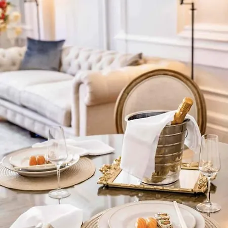 Elegant 18th Century Palace With Juliet Balcony Overlooking 2l