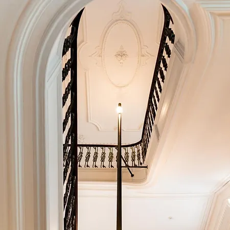 Elegant 18th Century Palace With Juliet Balcony Overlooking 2l Lägenhet