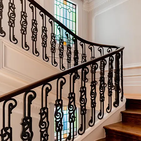 Elegant 18th Century Palace With Juliet Balcony Overlooking 2l