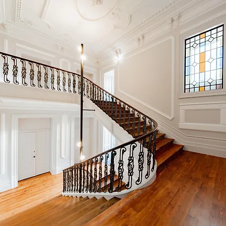 Elegant 18th Century Palace With Juliet Balcony Overlooking 2l